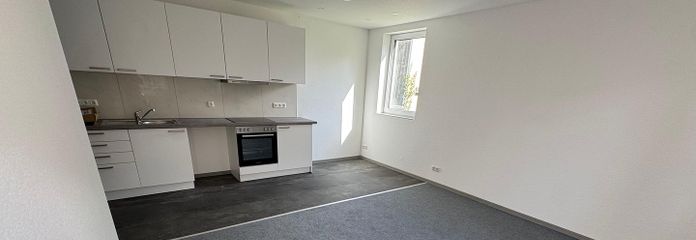 Wohnzimmer mit offener Küche