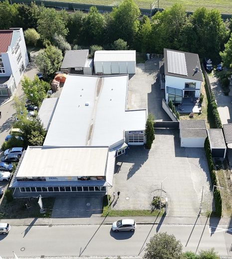 Werkstatt Ausstellung Lager mit exklusivem Betriebsleiter Wohnhaus – Luftbild von Westen