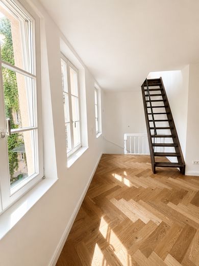 Little city house in the heart of Munich – Blick Treppenhaus Küche