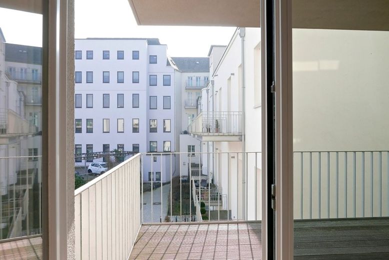 Wohnen im ehemaligen Stadtbad: Stilvolle 3-Zimmer-Wohnung mit Ruhrblick im Palais am Stadtkai – 2. Balkon Rückseite