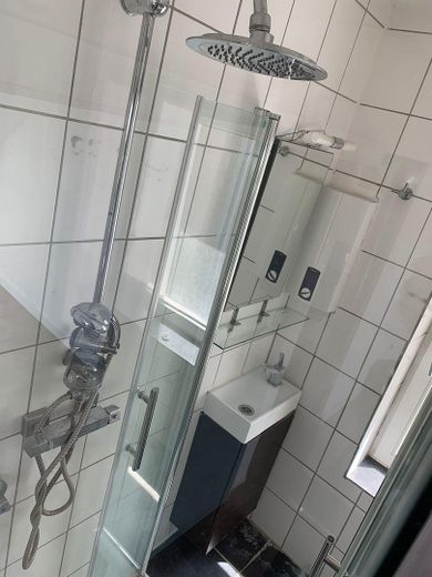 Großfamilienparadies mit großem Grundstück und zu prüfender Entwicklungsperspektive – DG Badezimmer
