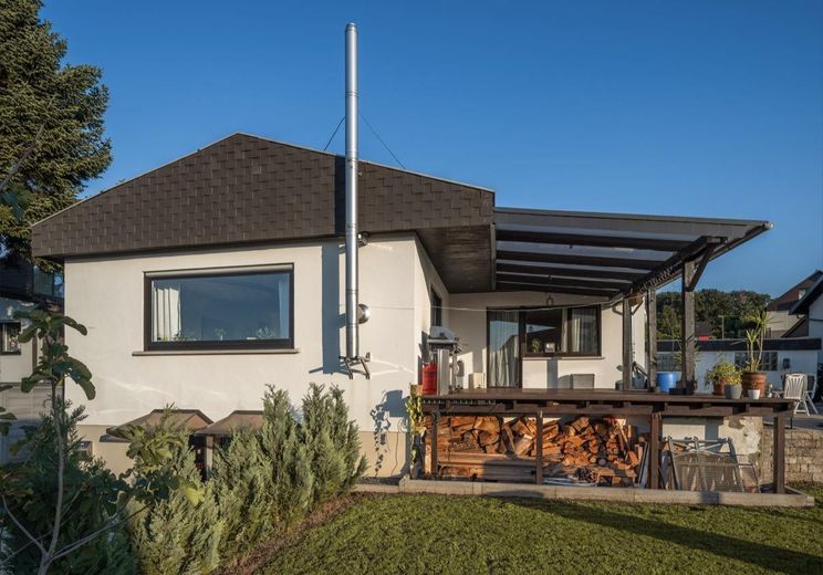Exklusiver freistehender Bungalow mit Einliegerwohnung, Fernblick, Doppelgarage & großem Garten – Foto 15