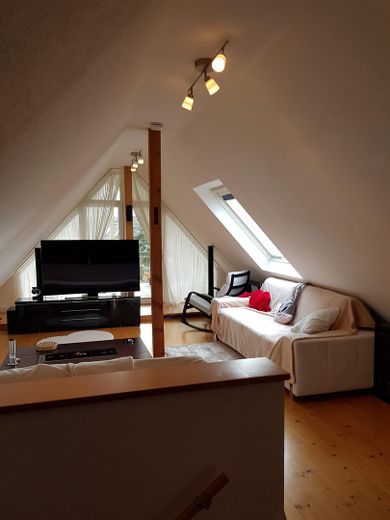 Top Maisonettewohnung mit Balkon, EBK und Klimaanlagen zu vermieten – Wohnzimmer