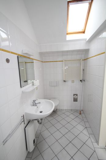 Ostviertel: 2-Zimmer-Whg Nähe Schwänchenteich Kep DG re E13 – Bad