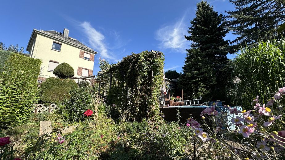 Eigenheim am SW-Stadtrand mit schönem Garten – Garten (Blumen, Beete)