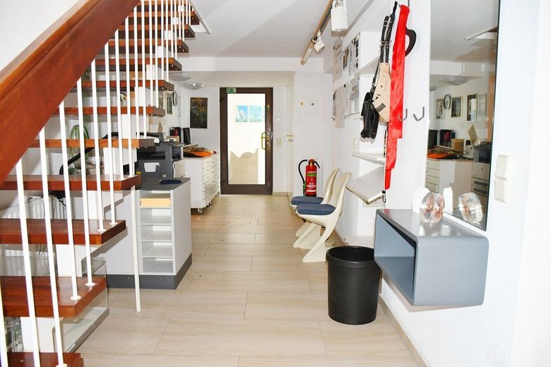 **RESERVIERT** Architektenbungalow + Einliegerwohnung + separate Büroeinheit in Feldrandlage von DA-Arheilgen – Flur Untergeschoss