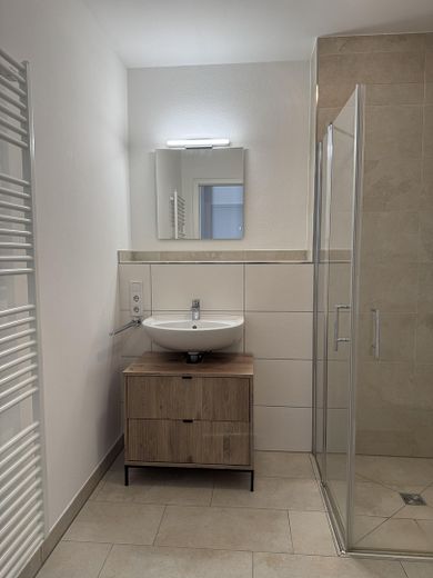 Moderne, vollmöblierte 1,5-Zimmer-Wohnung mit Stellplatz zu vermieten – ab sofort verfügbar – Bad mit Handtuchheizkörper