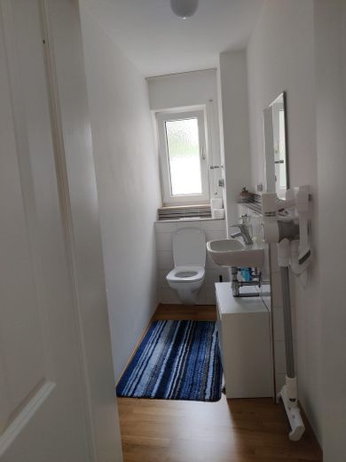 Attraktive 3-Zimmer-Wohnung mit Einbauküche, Garten und PV-Potenzial – Gäste WC