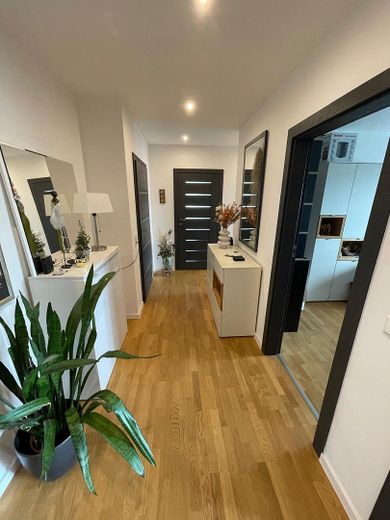 Luxuriöse 4-Zimmer-Wohnung Tegernheim, Barrierefrei mit Aufzug – Gang
