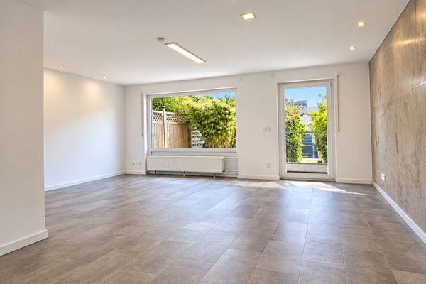 Modernisiertes Familienhaus mit Garten und lichtdurchflutetem Dachstudio in ruhiger Lage!
Sofort frei!