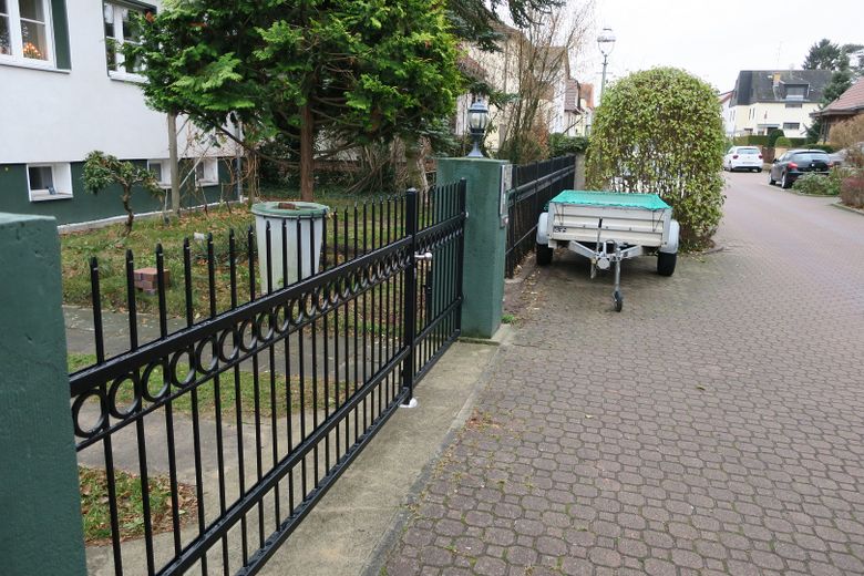 Verkaufe schönes Einfamilienhaus in Lichtenrade mit großem Garten von Privat ohne Makler – Strasse mit neuem Zaun