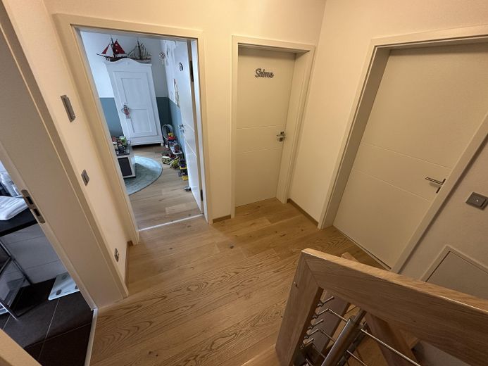 Near Simmerleinplatz: As-new, bright XXL semi-detached house, upscale features, KFW70 standard, with fitted kitchen – OG Flur
