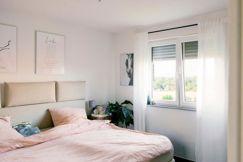 Senza commissioni! Casa bifamiliare sfalsata su più livelli, personalizzata, con garage doppio e vista panoramica! – Schlafzimmer