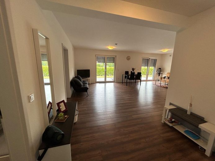 Flur mit Blick ins Wohnzimmer