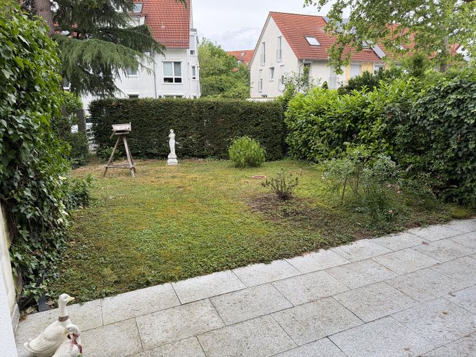Miejsce dla rodziny – środkowy segment domu szeregowego z ogrodem, balkonem, garażem i instalacją fotowoltaiczną – Garten