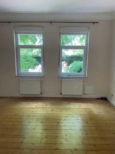 Charmantes Einfamilien-Endreihenhaus mit Garten in stadtnaher und ruhiger Lage – Wohnzimmer