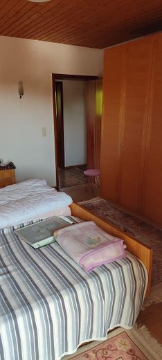 Einfamilienhaus mit Einliegerwohnung, Wintergarten, Garage und Gartenparadies auf 708 m2 – Schlafzimmer EG