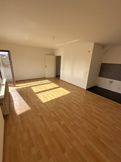 Luminoso appartamento ristrutturato di 1 stanza, libero e in posizione eccellente, con balcone e posto auto – Wohnbereich