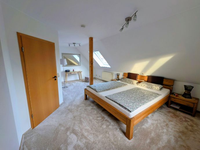 Provisionsfrei: Großzügiges Einfamilienhaus mit Südterrasse und Garten in Jaderberg – Schlafzimmer