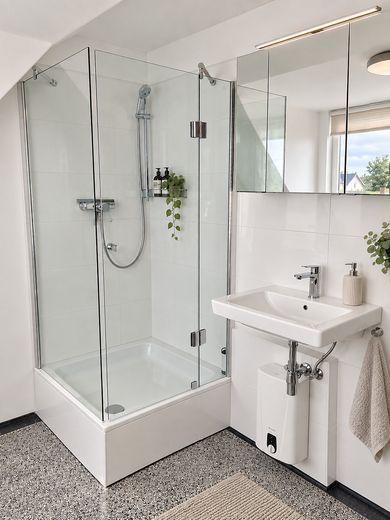Wohnen über den Dächern Schwachhausens – 2 Zimmer, Dachterrasse und Grünblick – Badezimmer mit Dusche