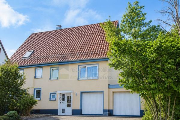 Ein charmantes Wohnhaus voller Möglichkeiten: ideal für Familien, Anleger und mehrere Generationen in Tuningen mit großem Grundstück und Garagen !