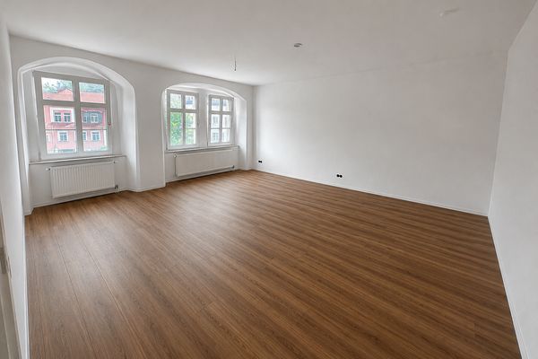 Pierwsze zamieszkanie po remoncie: 4-pokojowe mieszkanie w starej kamienicy, 93 m², 1. piętro – bezpośrednio przy rynku w Weidzie