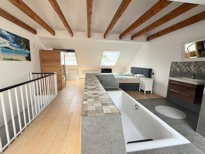 Schlafzimmer mit offenem Bad
