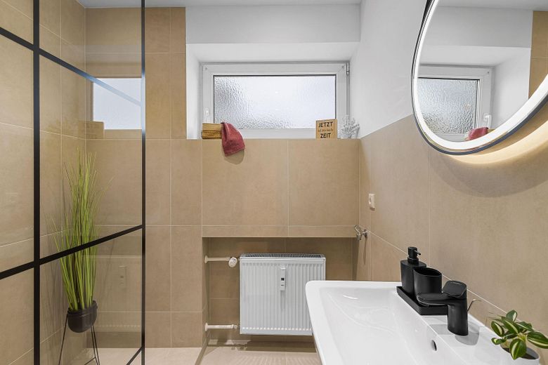 Sofort einziehen! Helle, renovierte Wohnung in toller Lage von Straubing – Badezimmer