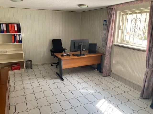 Büro Keller mit Fenster