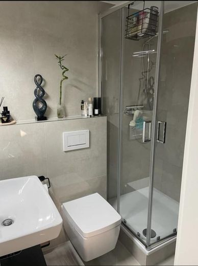 Moderne 2-Zi. DG-Wohnung in Griesheim, vollständig möbliert – Foto 3