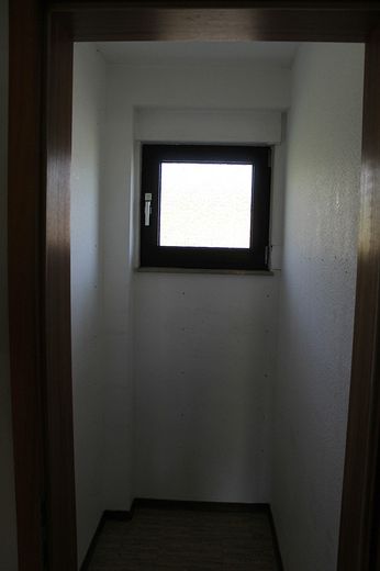 Zweifamilien-Wohnhaus in der Kleinstadt Leun im Lahn-Dill-Kreis. Der Kaufpreis ist verhandelbar. – EG Speisekammer