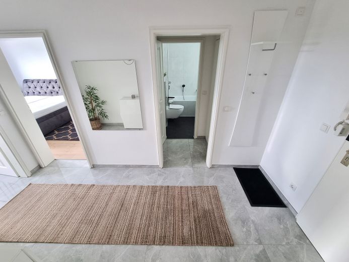 Möblierte, schön geschnittene 2-Zimmer-Wohnung mit Loggia, EBK & TG-Stellplatz am Appelhofweiher – Flur