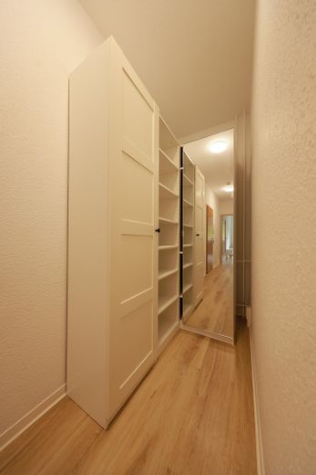 Möbliert einziehen & durchstarten: komplett ausgestattetes 1-Zimmer-Zuhause – Eckkleiderschrank