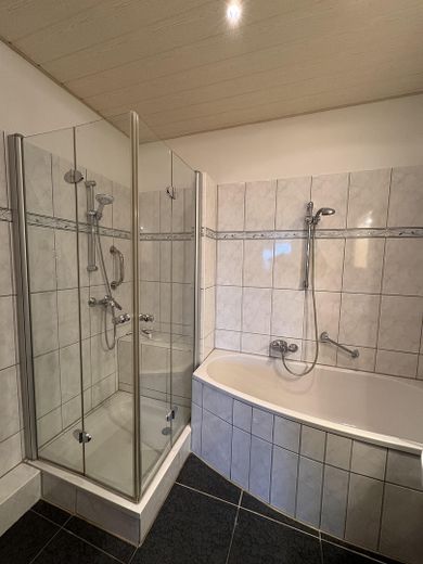 Moderne 3-Zimmer Wohnung mit Balkon im 10. OG in Köln-Eil (Porz) – Badezim. mit Badewanne&Dusche