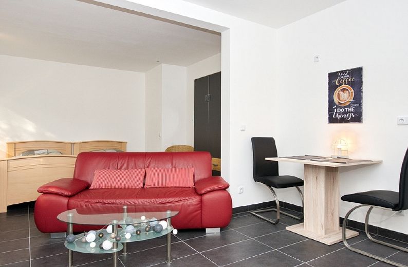 Nett eingerichtetes Apartment mit reizvollem Garten-/Terrassensitzplatz, gute Lage, Internetzugang – 5d18184e660551b58eea4eee0a1c2c616cd14d1c.jpg
