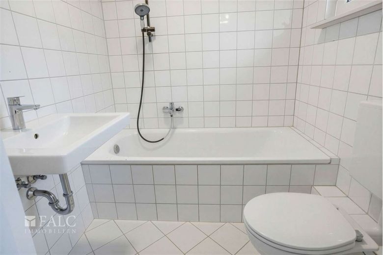 Mehr Raum als man denkt - kleines Haus, großes Grundstück – Badezimmer - virt.