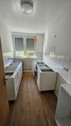 Appartamento di 3 locali appena ristrutturato con cucina attrezzata – idoneo al Wohngeld, libero dal 01.09. – Küche (wird noch aufgebaut)