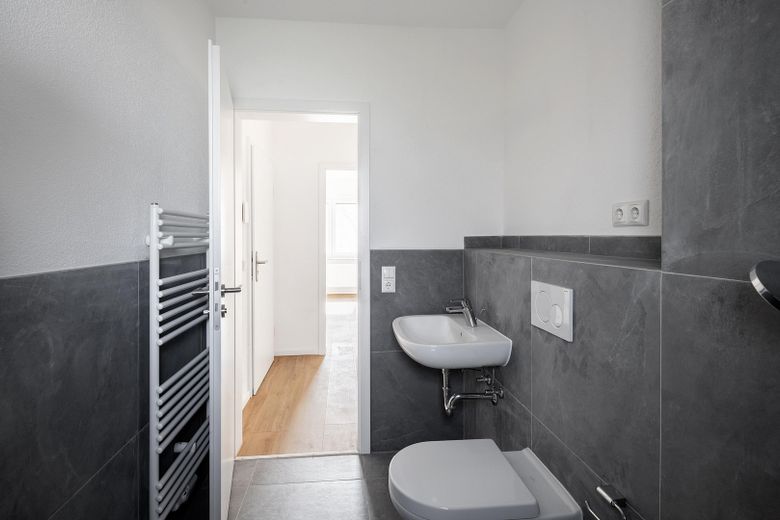 Erstbezug nach Kernsanierung: Helle 3-Zimmer-Wohnung in Mehrfamilienhaus (2.OG) – Bad