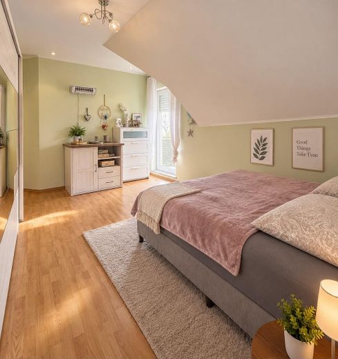 Platz für die ganze Familie: EFH am Feldrand mit Doppelgarage, PV & Sauna – provisionsfrei – Kind 1