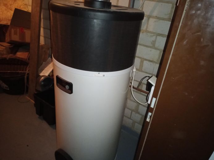 Wolnostojący dom mieszkalny w dzielnicy Waltershofen we Fryburgu – Warmwasserwärmepumpe