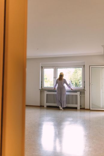 Natychmiast dostępne: piękne mieszkanie 2-pokojowe z loggią od zachodu i zmodernizowaną łazienką – Helles Wohnzimmer