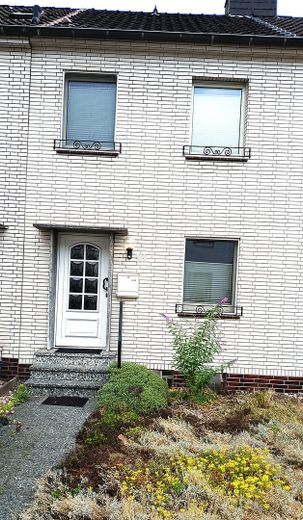 Gepflegtes Reihenmittelhaus in guter Lage in Moers – Vorderansicht