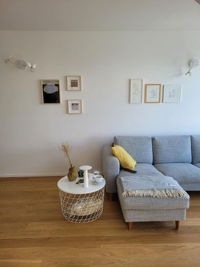 D'dorf çok yakın: 1.295 Euro soğuk kira, balkonlu yeni yapı çatı katı dairesi – Wohnzimmer