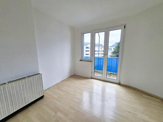 CITYHOUSE: Zentrale 3 Zimmer Wohnung in der Südstadt mit zwei Balkonen, Keller und separater Garage – Schlafzimmer mit Zugang zum Balkon