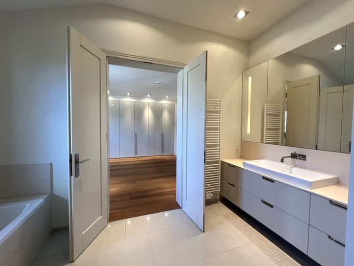 Moderne Obergeschosswohnung mit 2 Balkonen, Tiefgarage und Aufzug im Stadtgartenviertel Hagen – Badezimmer
