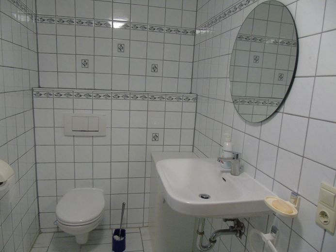 Appartamento seminterrato modernizzato in posizione tranquilla con terrazza, giardino e posto auto – Toilette undWaschbecken