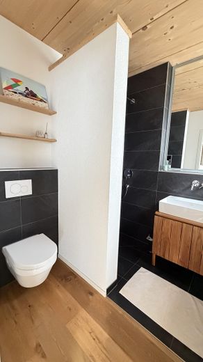 Maison de caractère personnalisée : maison jumelée claire et haut de gamme à Bittenfeld, KfW 55 – Gästebad