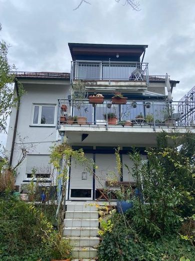 Hinten mit Balkon