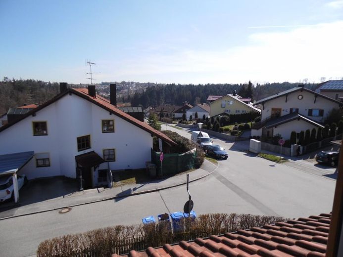 Spaziosa casa a schiera di testa, ammodernata con materiali di alta qualità, parzialmente arredata – Fernblick