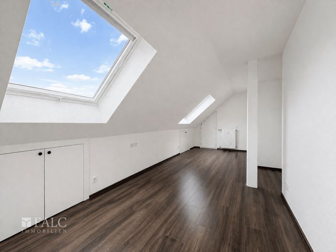 Bezugsfreie 3-Zimmer-DG-Wohnung mit ca. 95 m² in Kaarst-Holzbüttgen - ruhig gelegen &amp;  modernisiert – Arbeit / Kinderzimmer